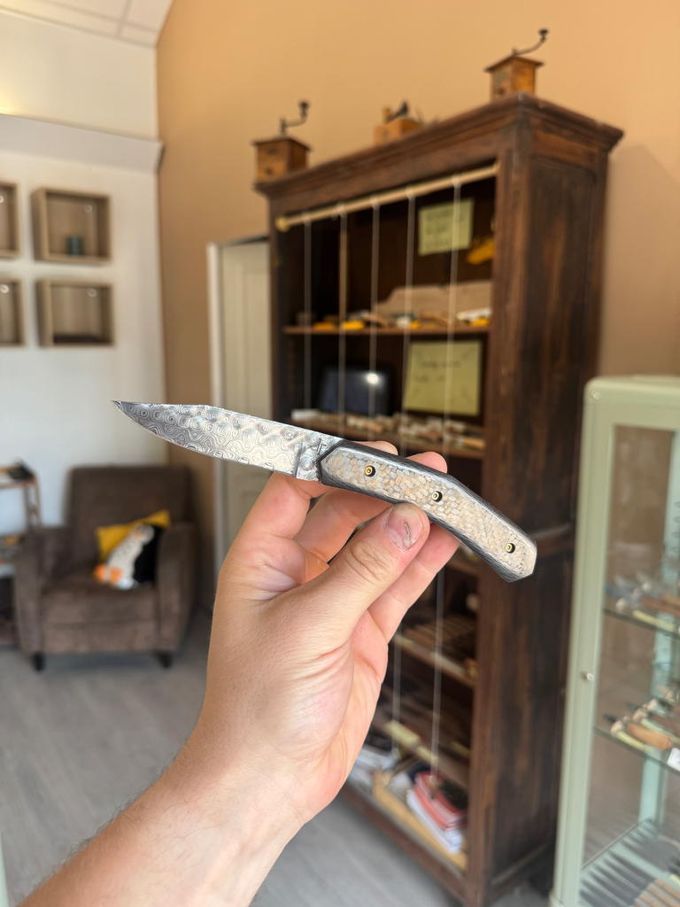 Couteau pliant en fibre de carbone et damas inox