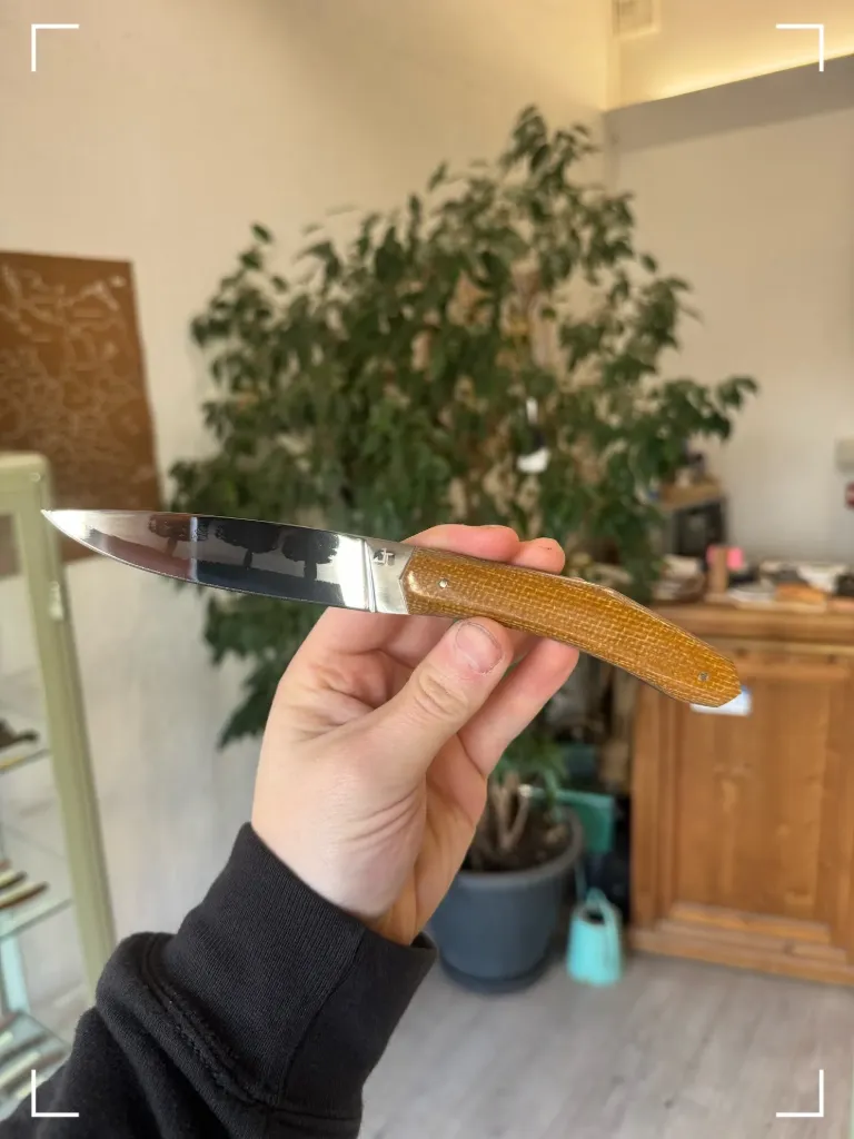 Couteau forme éclipse en fibre de lin compressé