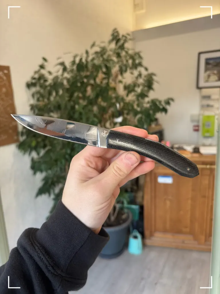 Couteau forme éclipse en fibre de lin compressé