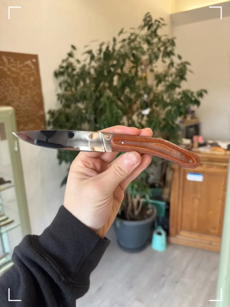 Couteau forme éclipse en fibre de lin compressé