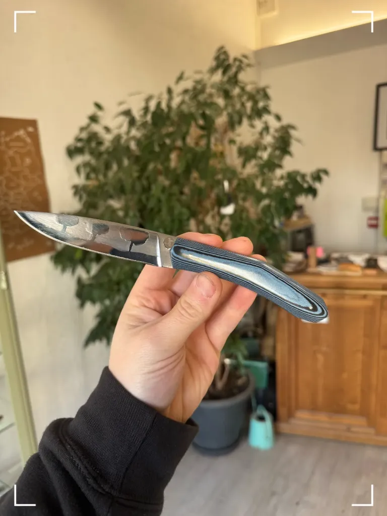 Couteau forme éclipse en papier compressé