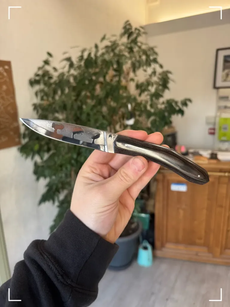 Couteau forme éclipse en papier compressé
