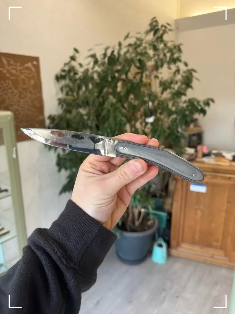 Couteau forme éclipse en papier compressé