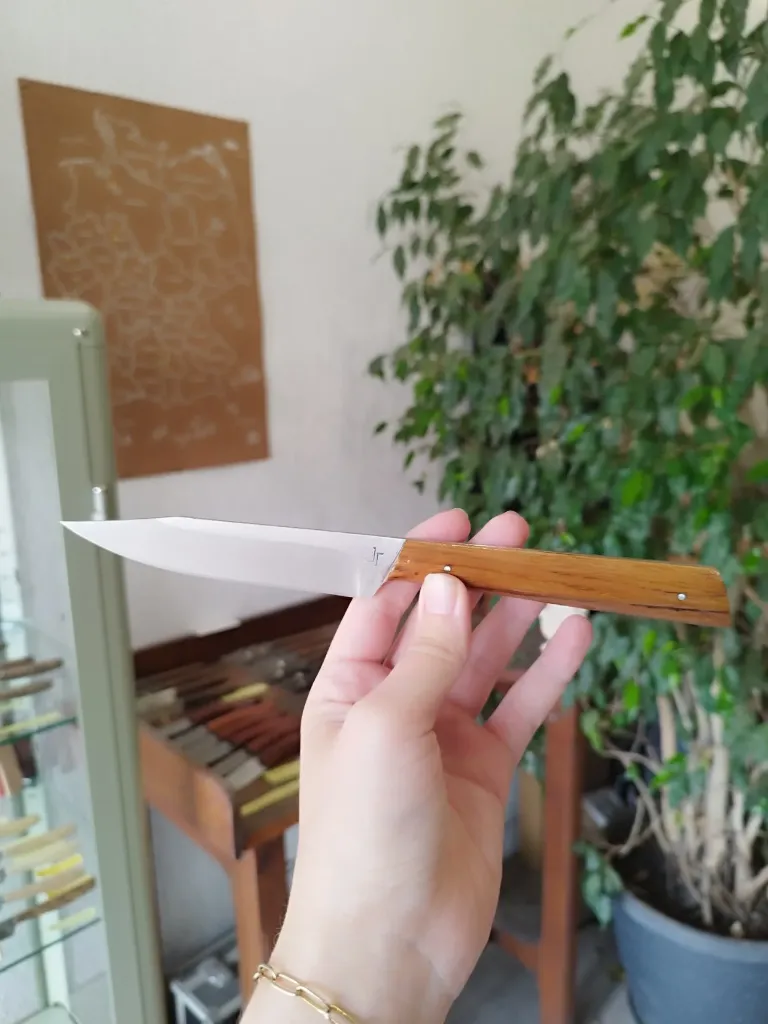 Couteau de table en chêne avec résine alimentaire